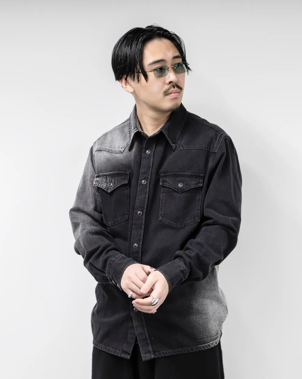 モードに纏う黒 洗練されたデニムシャツ